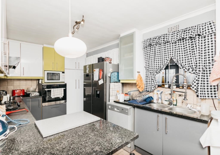 4 Bedroom Property for Sale in Peerless Park East Western Cape